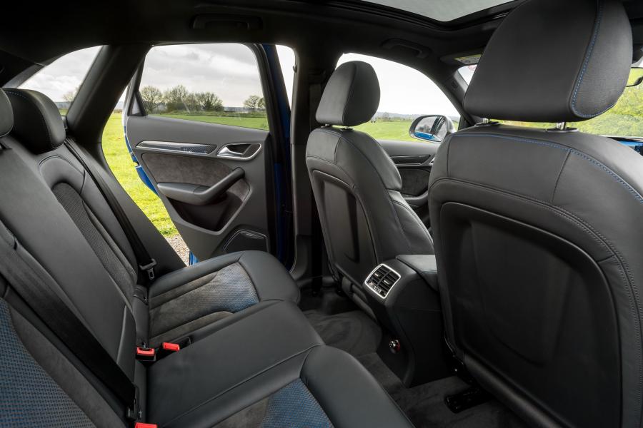 Интерьер Audi RS Q3 Performance (8U) 2016 года  (UK) (фото 8 из 9)